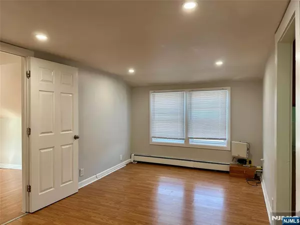 60 Morrissee AVE, Wallington, NJ 07057