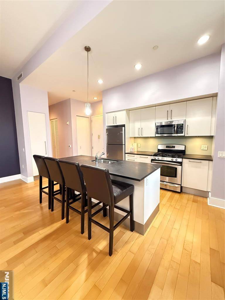 4 Beacon WAY #220, Jersey City, NJ 07304