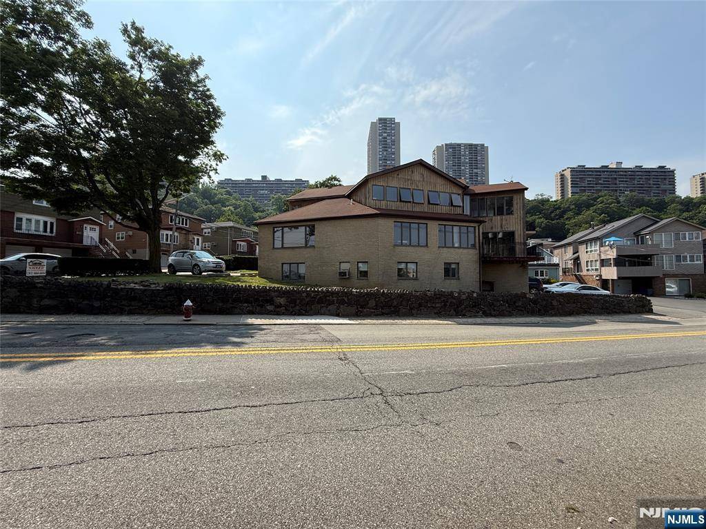 7 Sterling PL, Edgewater, NJ 07020
