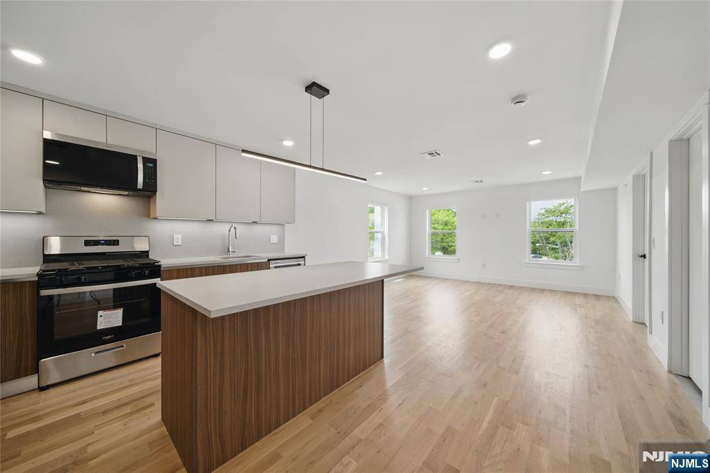 11 W Railroad AVE #5, Tenafly, NJ 07670