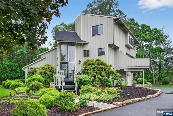 Mahwah, NJ 07430,11 Country LN