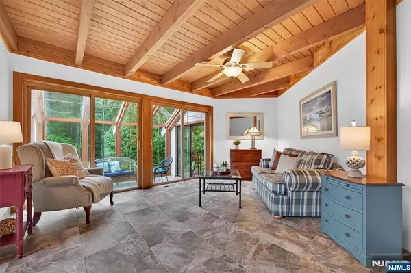 Mahwah, NJ 07430,11 Country LN