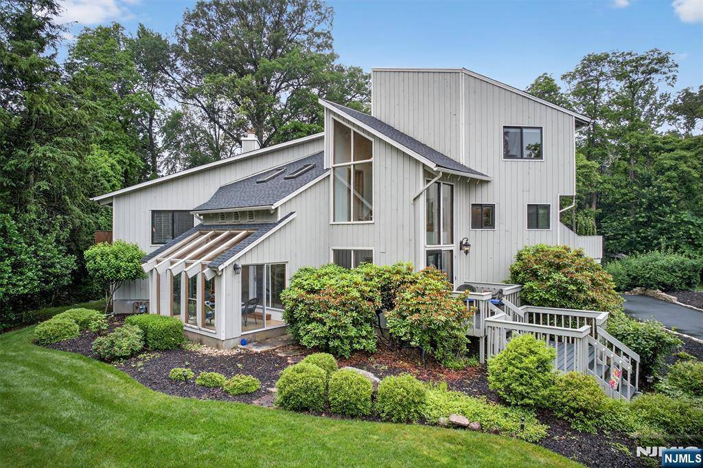 Mahwah, NJ 07430,11 Country LN