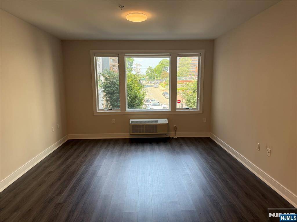 Fort Lee, NJ 07024,470 Main ST #401