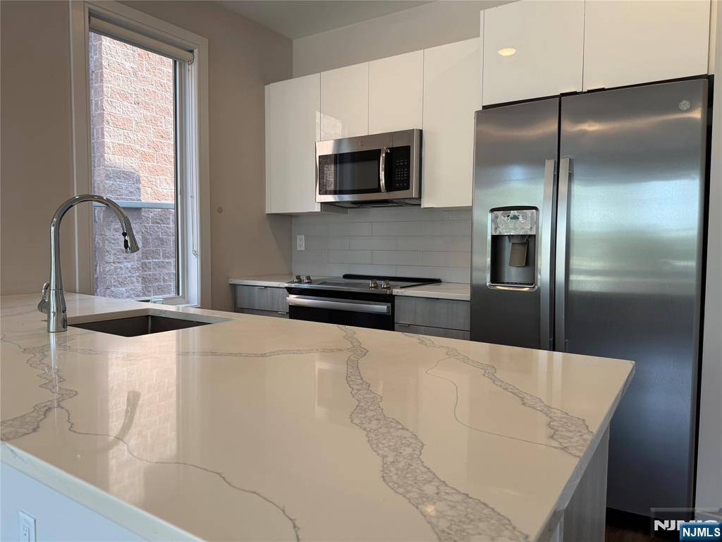 Fort Lee, NJ 07024,470 Main ST #506