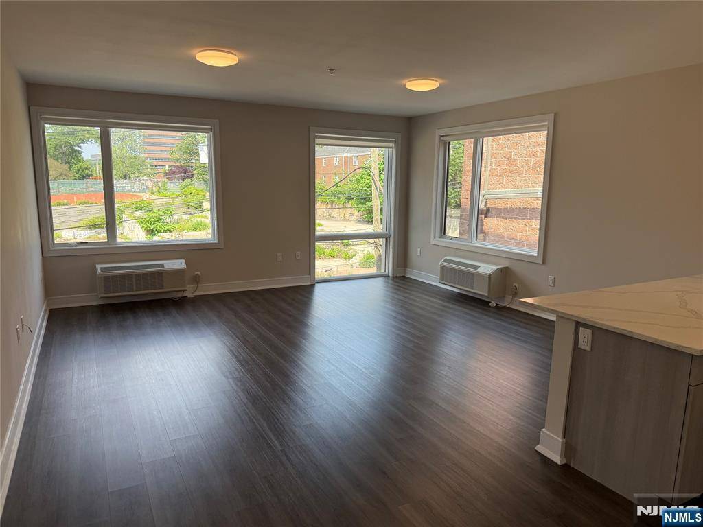 Fort Lee, NJ 07024,470 Main ST #506