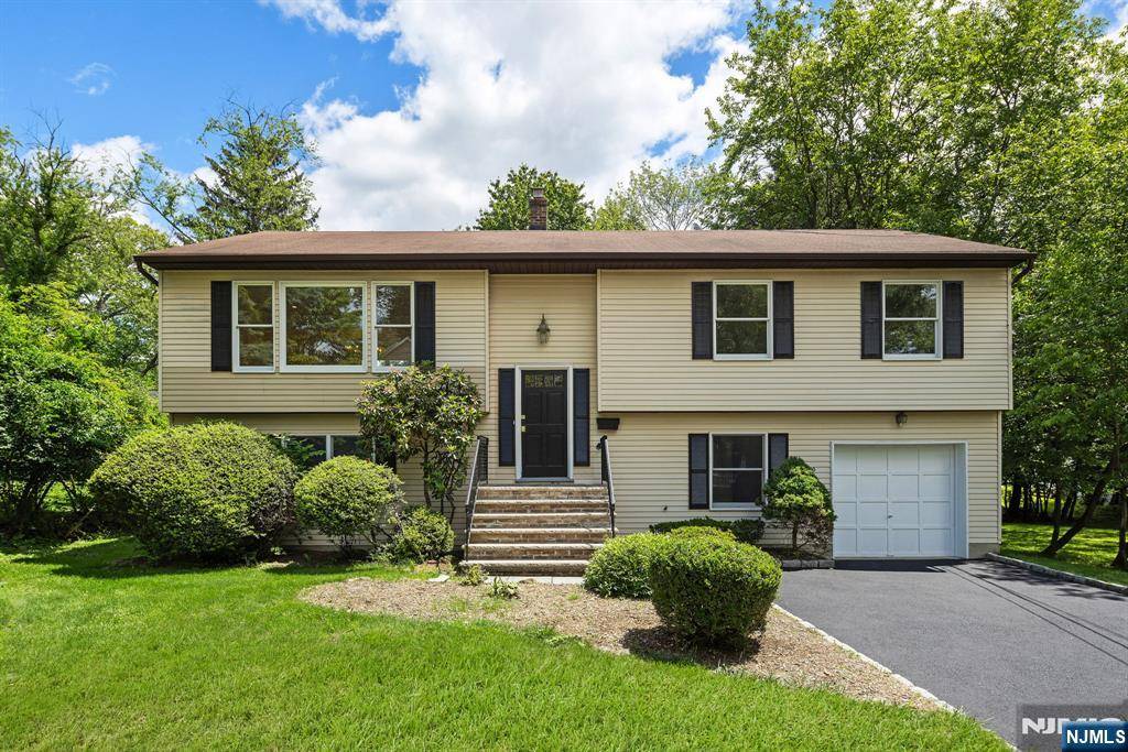80 Riverdale ST, Hillsdale, NJ 07642