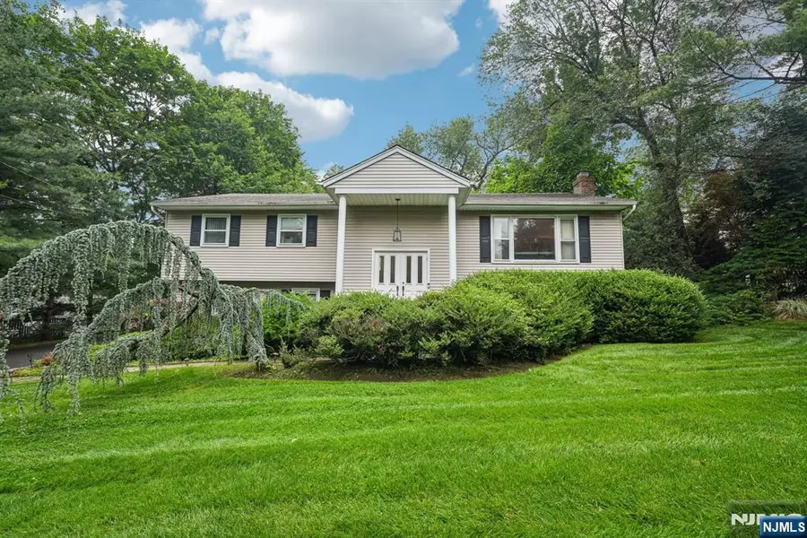 839 Carter LN, Paramus, NJ 07652