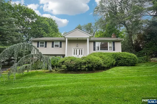 Paramus, NJ 07652,839 Carter LN