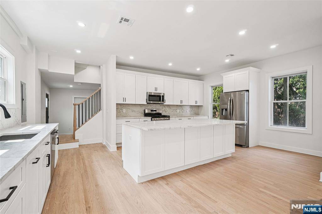 Montclair, NJ 07043,24 Tuers PL