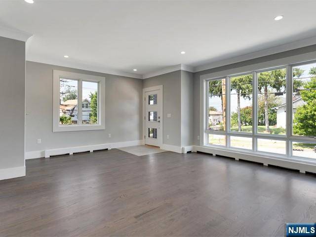 Palisades Park, NJ 07650,90 Henry AVE #B
