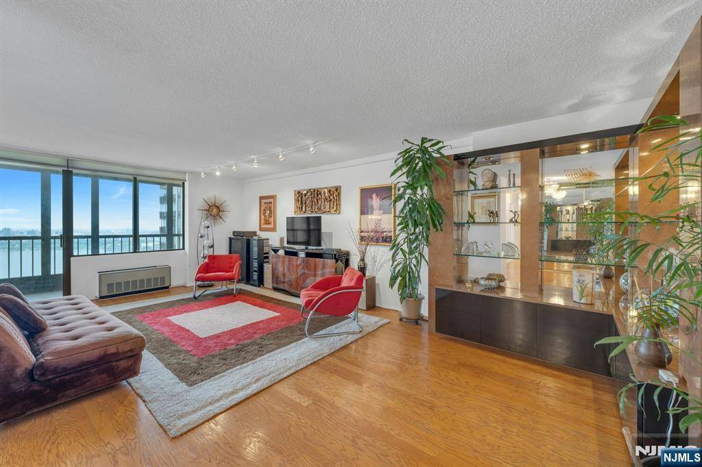 Cliffside Park, NJ 07010,300 Winston #2105