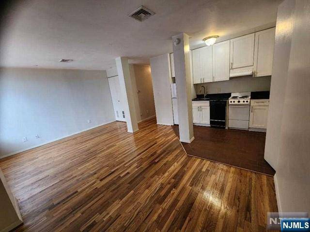 Edgewater, NJ 07020,840 River RD #104