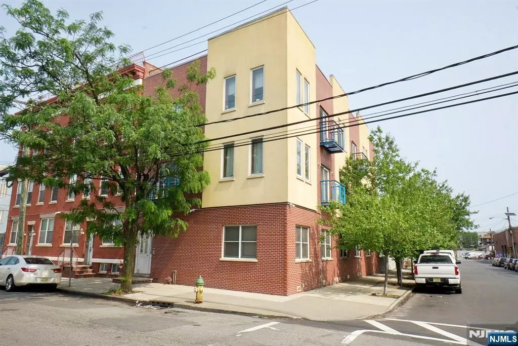 Newark, NJ 07105,142 Fleming AVE