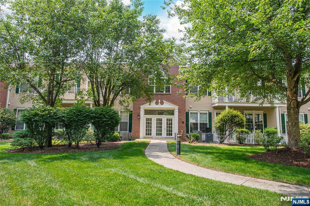 1106 Four Seasons DR, Wayne, NJ 07470