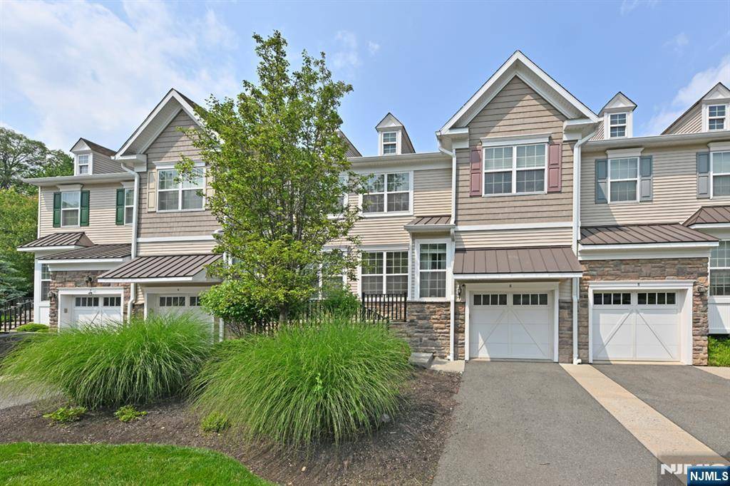 6 Masterson CT, Waldwick, NJ 07463