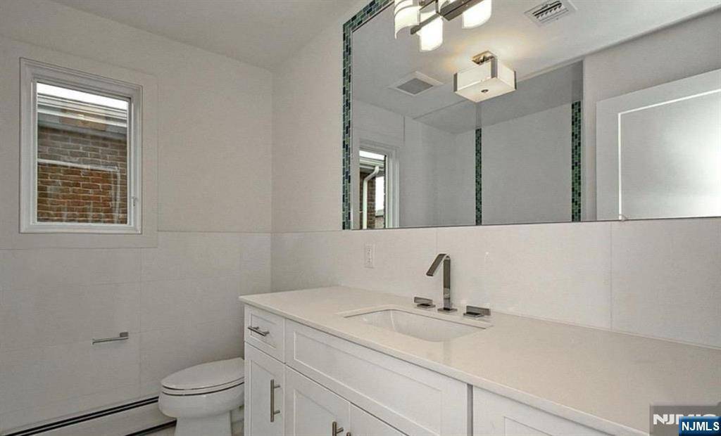 Palisades Park, NJ 07650,54 Homestead AVE #A
