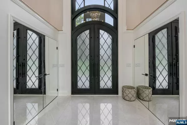 Upper Saddle River, NJ 07458,27 Applewood DR