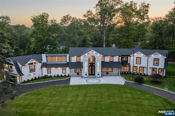 27 Applewood DR, Upper Saddle River, NJ 07458