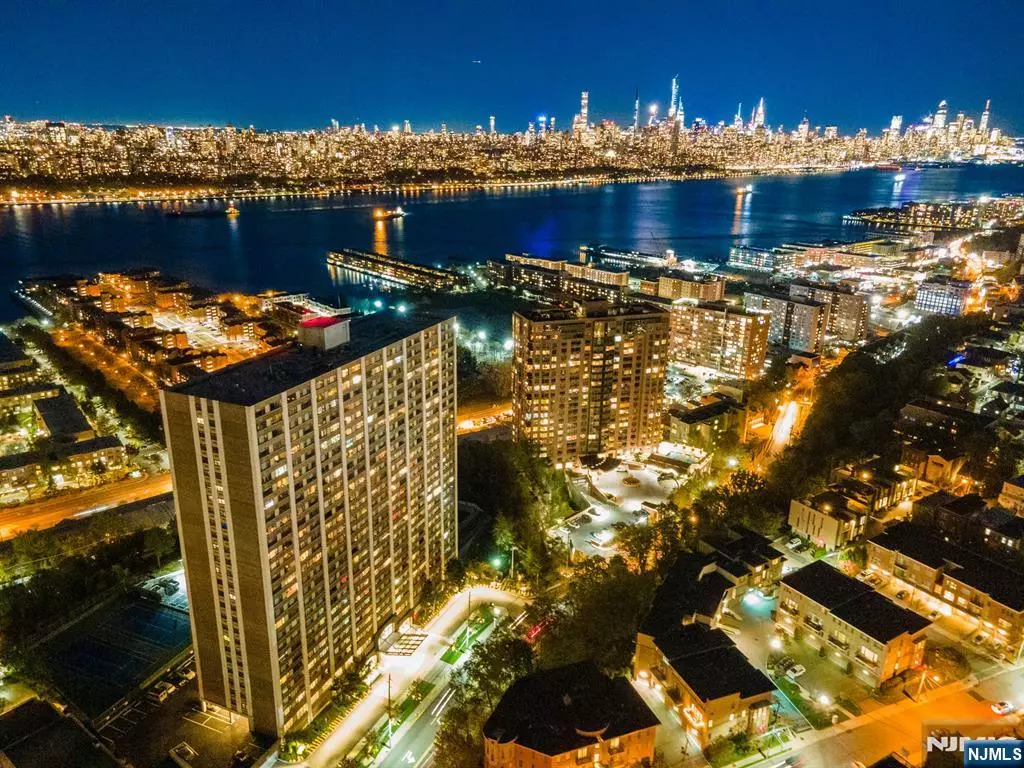 Cliffside Park, NJ 07010,250 Gorge #23A