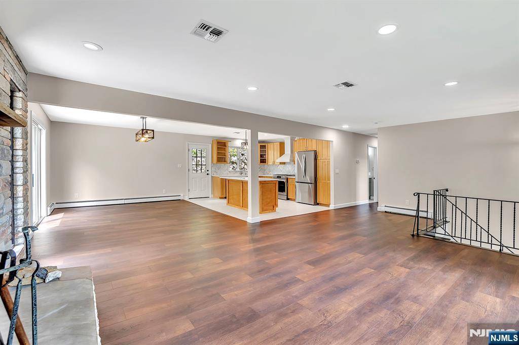 Woodland Park, NJ 07424,6 Hazel ST