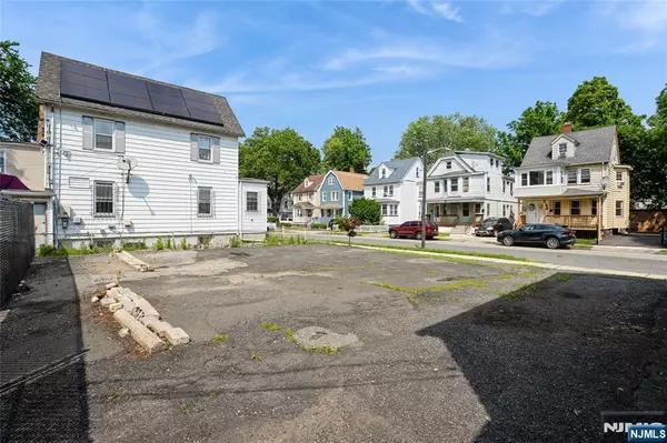 East Orange, NJ 07018,21 Crawford ST