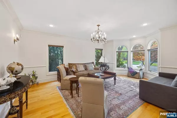 Englewood Cliffs, NJ 07632,71 Roberts RD