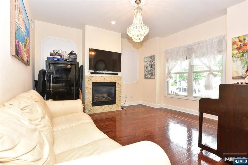 Hasbrouck Heights, NJ 07604,320 Harrison AVE #1
