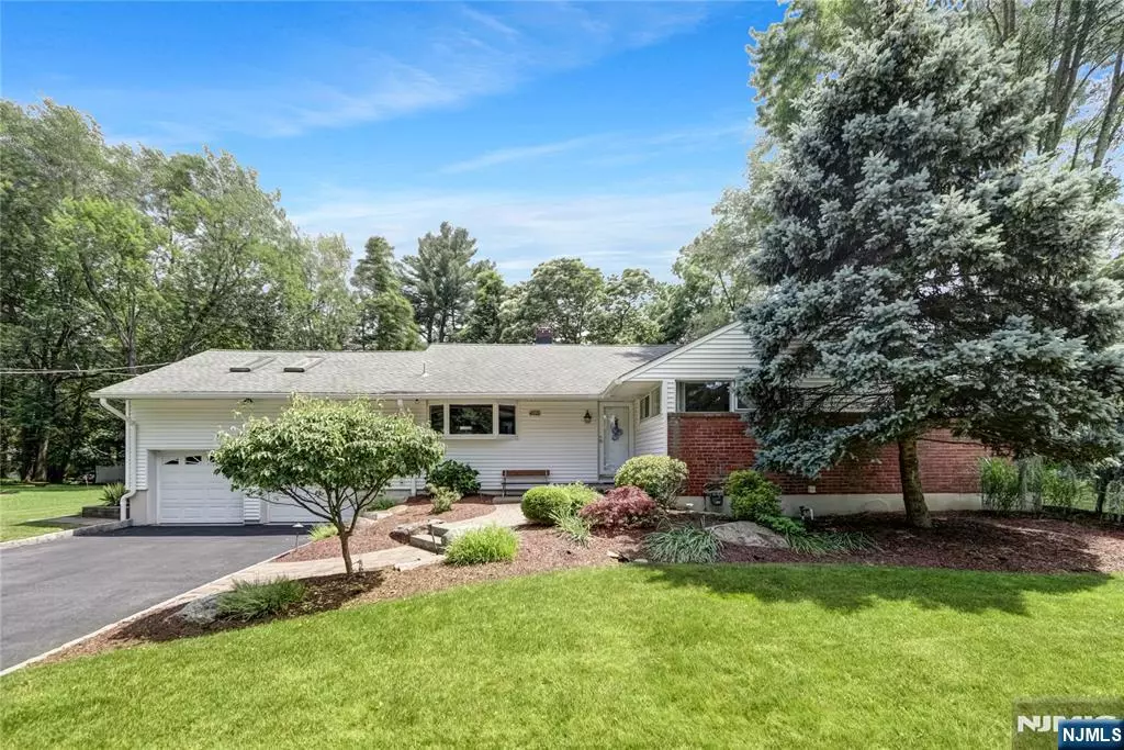 Hillsdale, NJ 07642,109 Chadwick RD