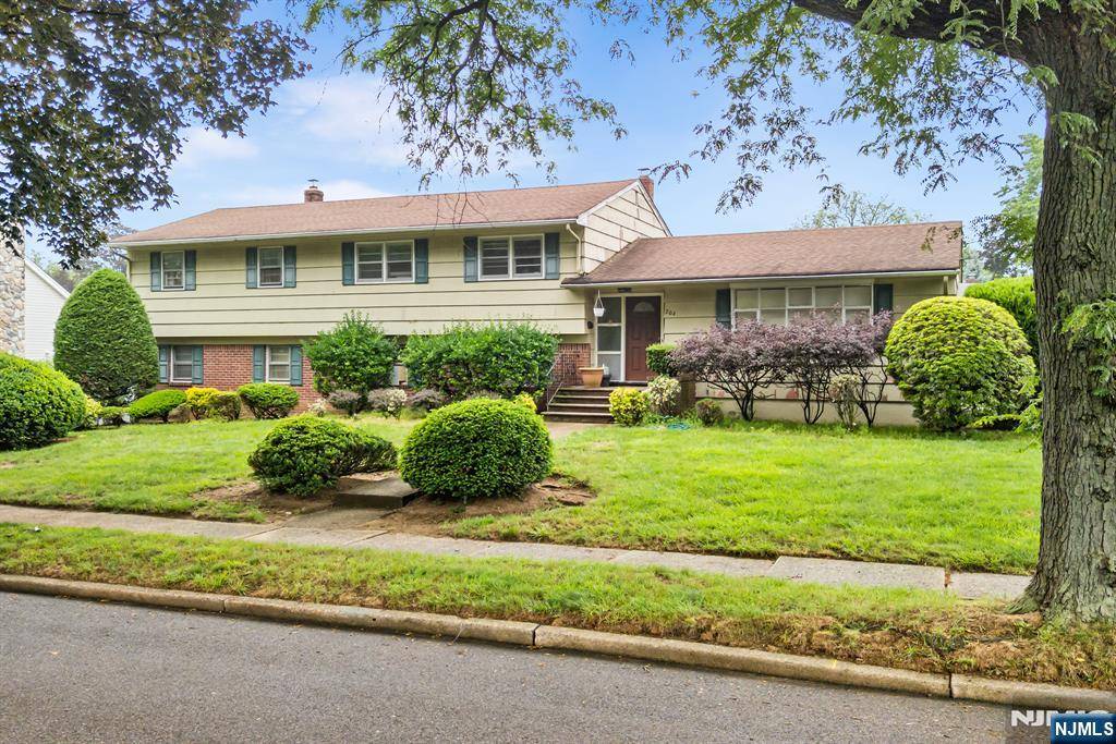 204 Tryon PL, Paramus, NJ 07652