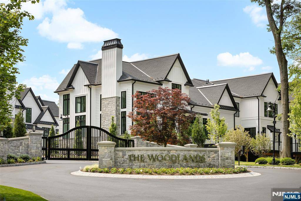 11 Stone Bridge CT, Demarest, NJ 07627