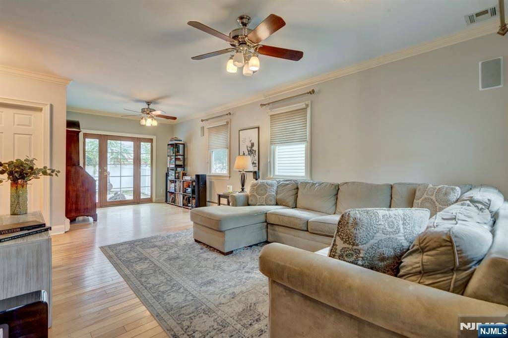 Waldwick, NJ 07463,6 Hudson AVE