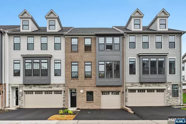 8 Cinnamon DR, Upper Saddle River, NJ 07458