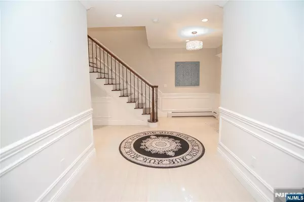 Fort Lee, NJ 07024,296 Forest RD