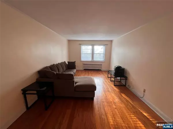 Teaneck, NJ 07666,735 Elm AVE #2C