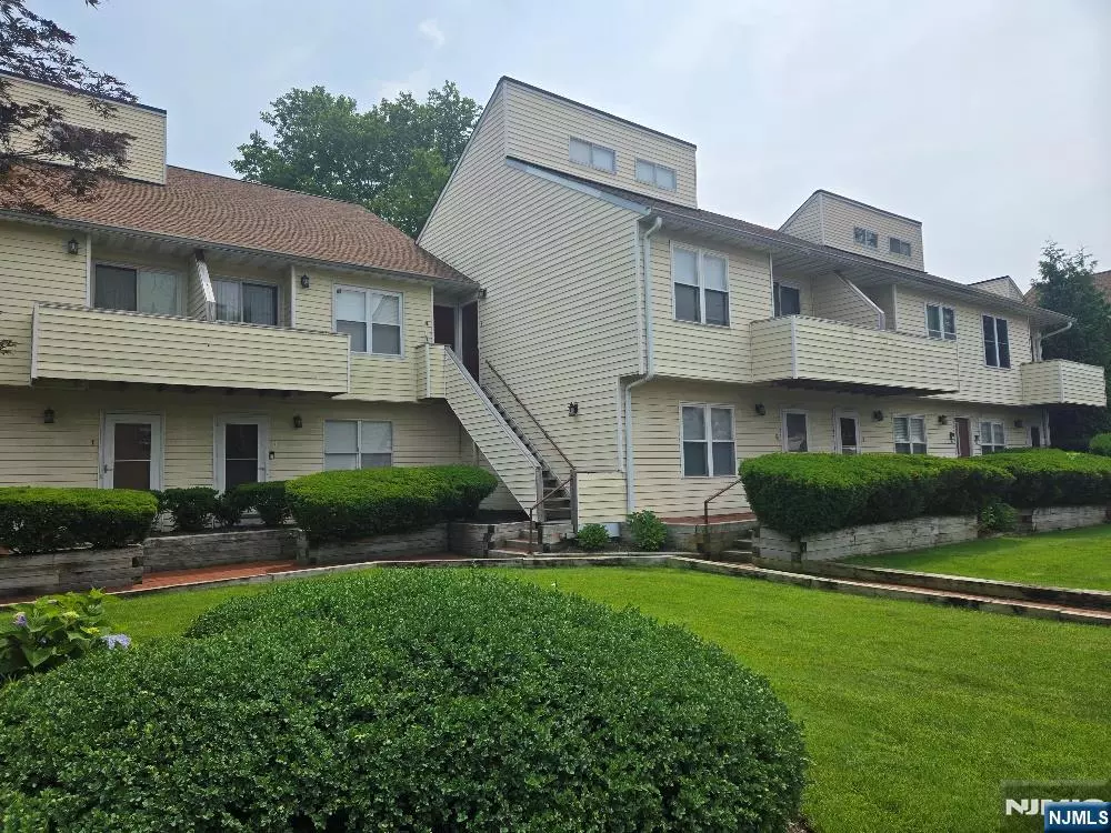 Little Ferry, NJ 07643,156 Liberty ST #10