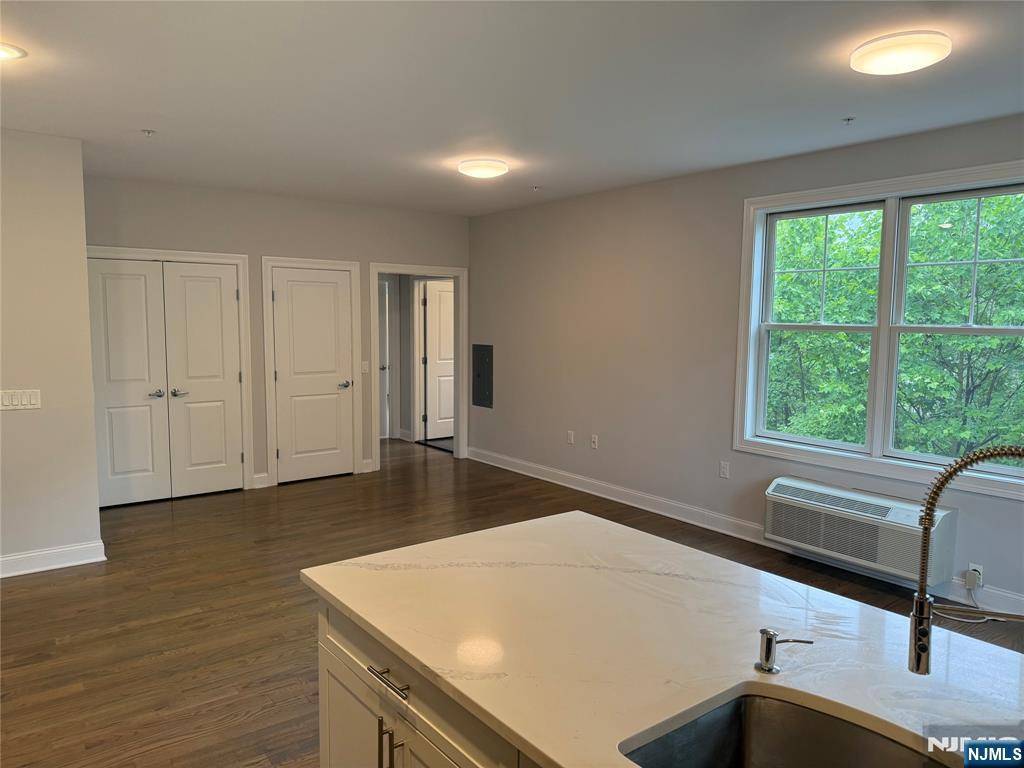 Park Ridge, NJ 07656,40 Park AVE #208