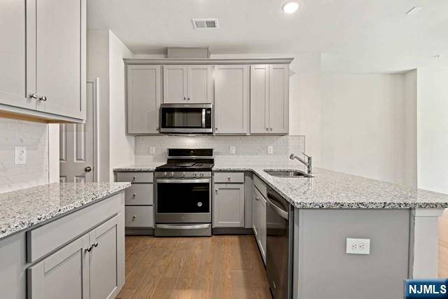 69 Arnold DR, Wood Ridge, NJ 07075