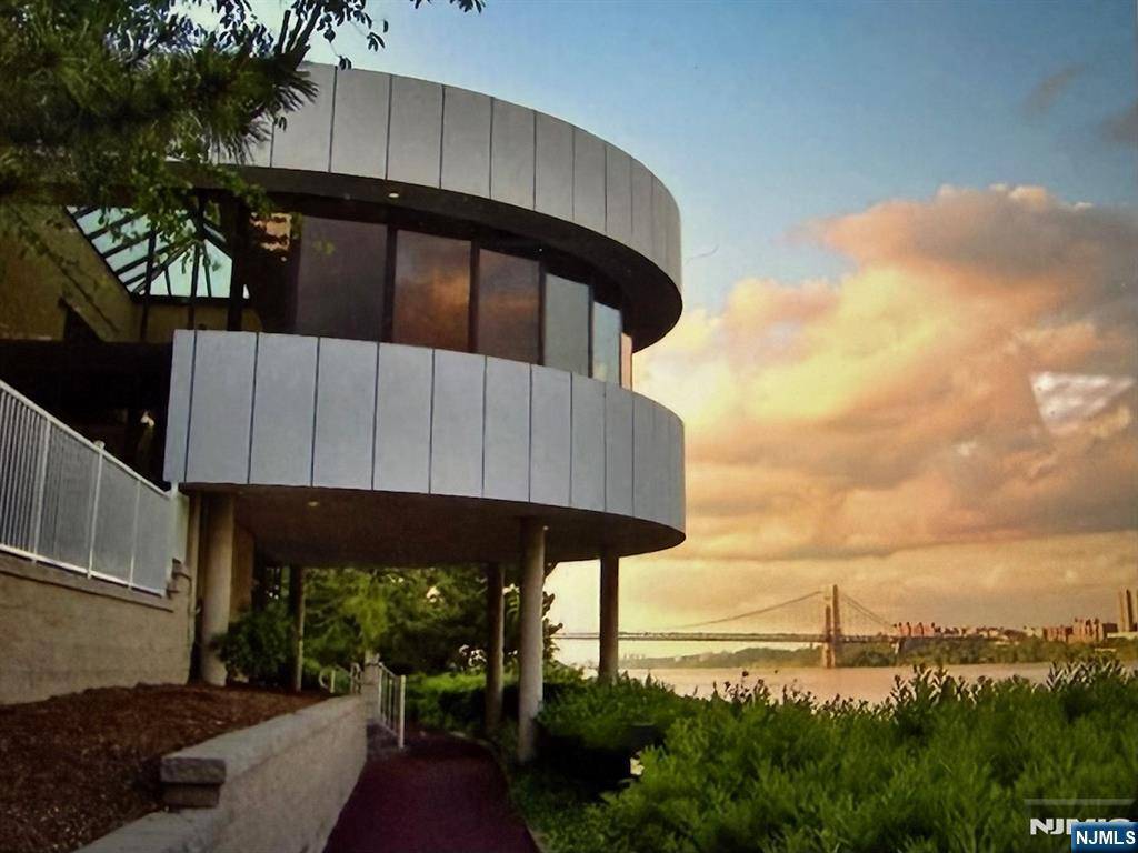 1055 River RD #PH 04, Edgewater, NJ 07020