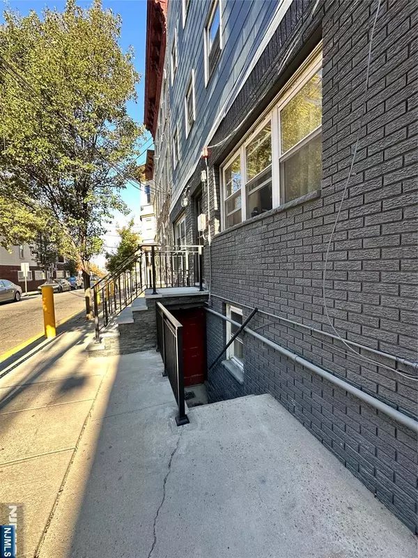 Union City, NJ 07087,552 38th ST #2