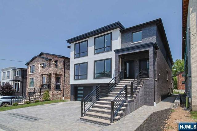 Palisades Park, NJ 07650,39 Henry AVE #2