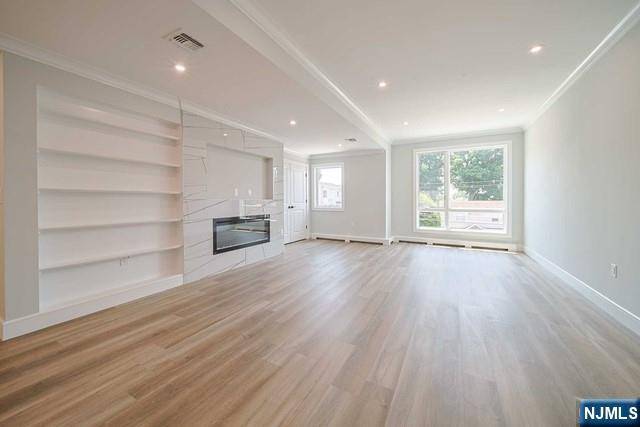 Palisades Park, NJ 07650,39 Henry AVE #2