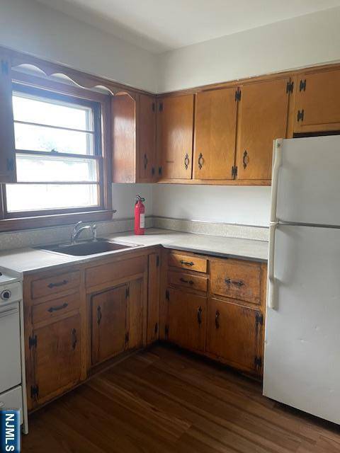 Bergenfield, NJ 07621,44 Maiden LN