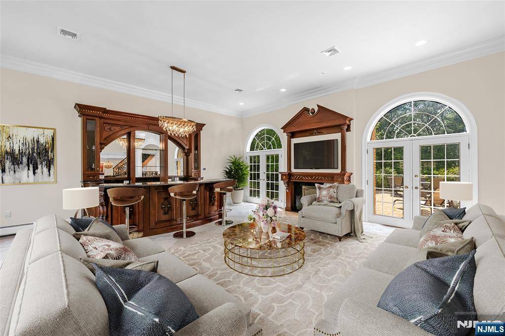 Cresskill, NJ 07626,82 Jackson DR