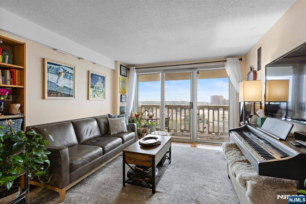 Fort Lee, NJ 07024,555 North AVE #15W