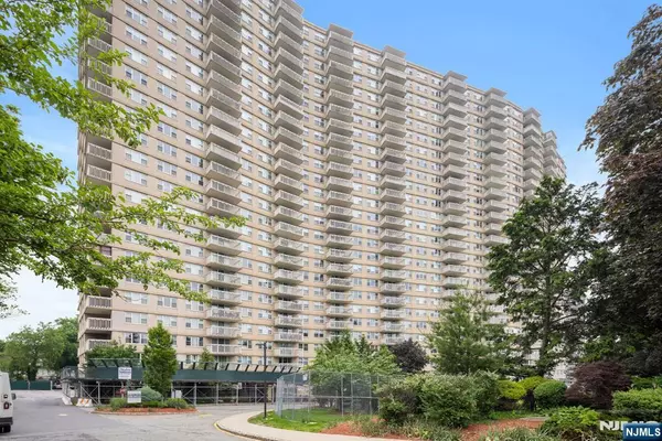 555 North AVE #15W, Fort Lee, NJ 07024