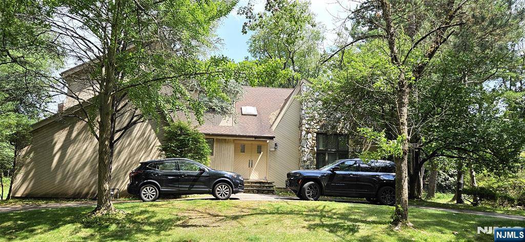 33 Brodil CT, Closter, NJ 07624