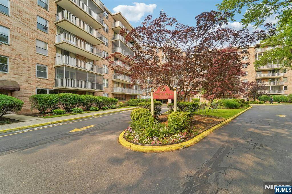 530 Valley RD #2D, Montclair, NJ 07043