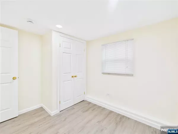 Lodi, NJ 07644,206 Albert ST