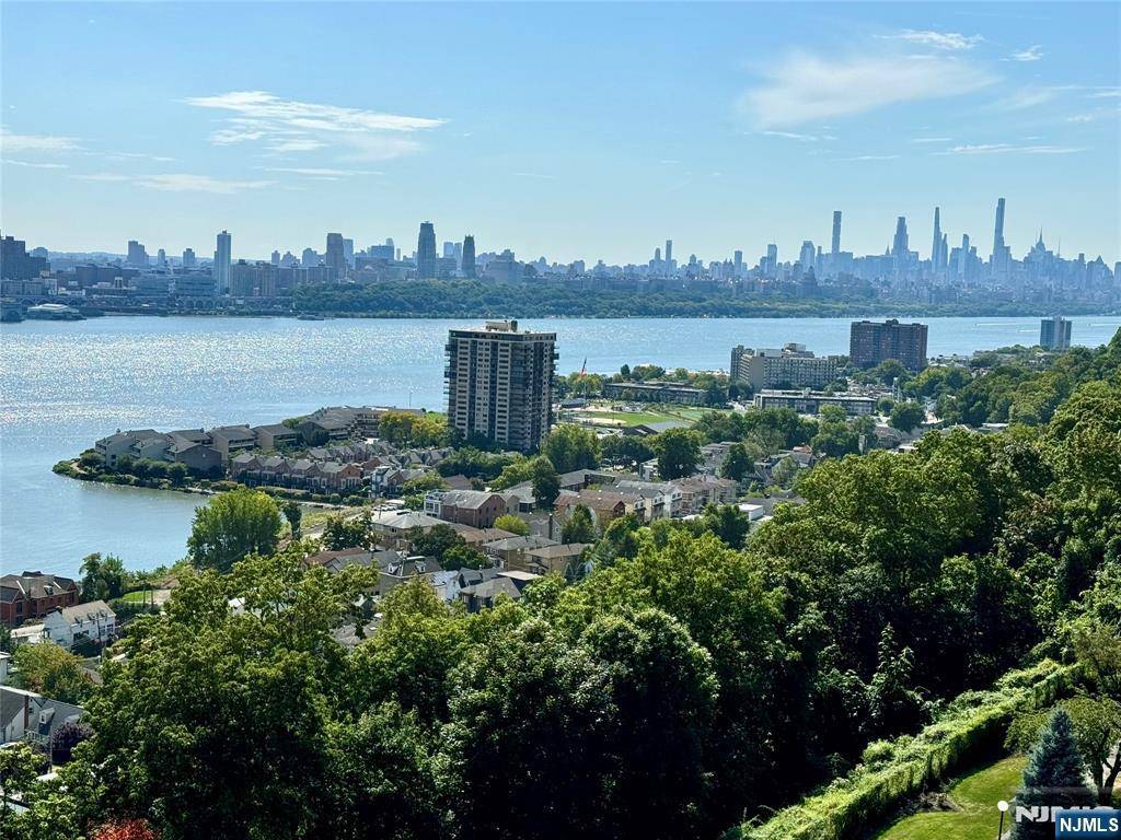 4 Horizon RD #802, Fort Lee, NJ 07024